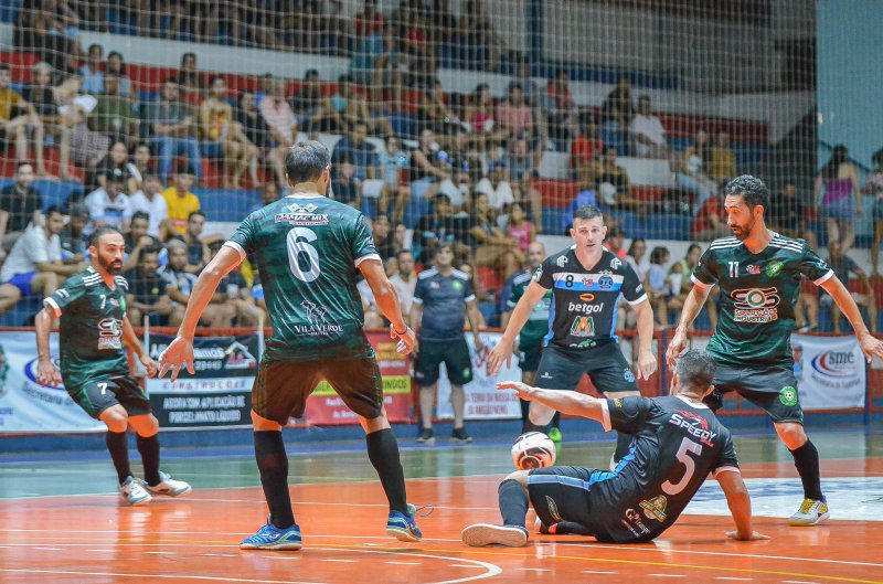 Atual campeão do Master estreia com vitória
