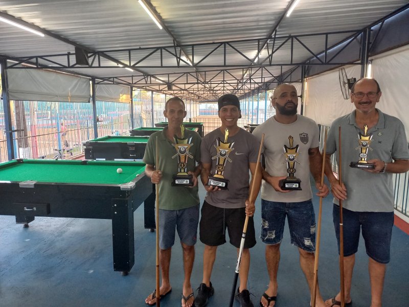 Ademir Calixto vence torneio de bilhar no Clube Lago Azul