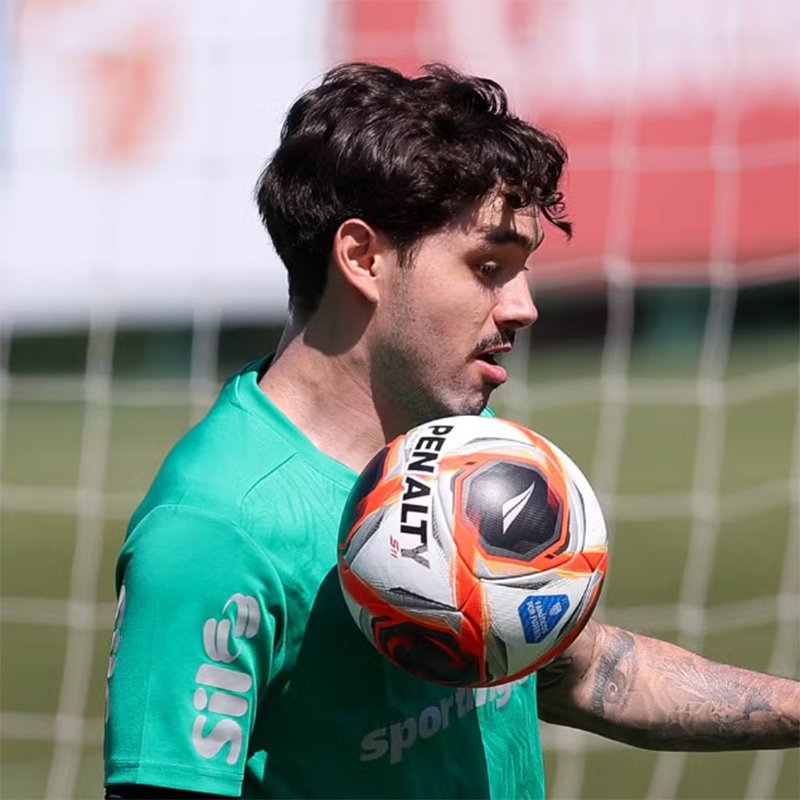 Maurício treina com elenco e fica perto de retorno