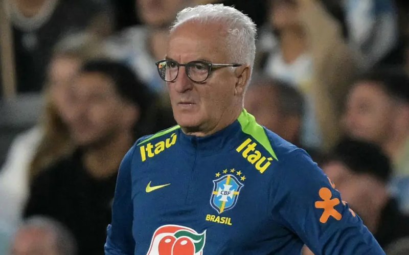 Dorival Júnior à beira do abismo após derrota histórica