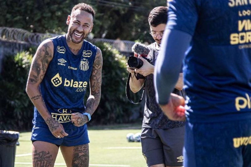 Neymar treina sem restrições, e Santos abre preparação para pegar o Fluminense