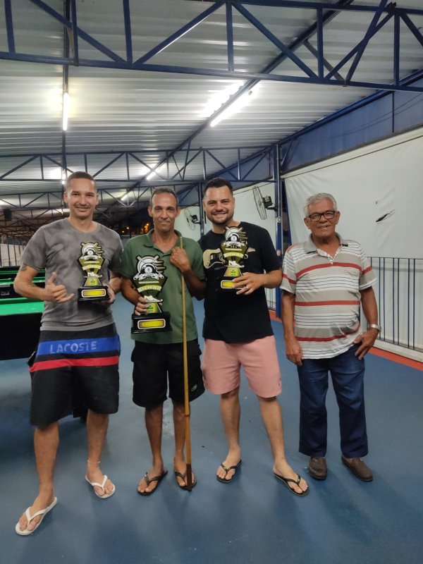 Ademir Calixto vence torneio de bilhar no Lago