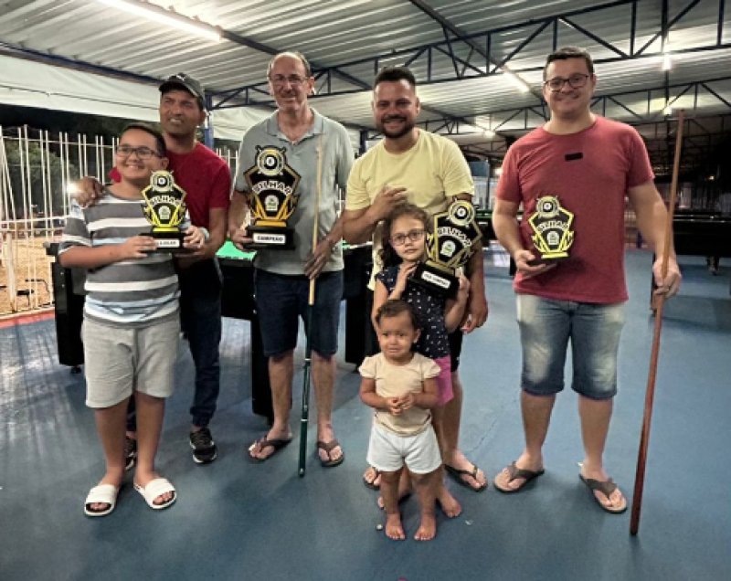 Adilson Chamarelli vence torneio de bilhar do clube Lago Azul