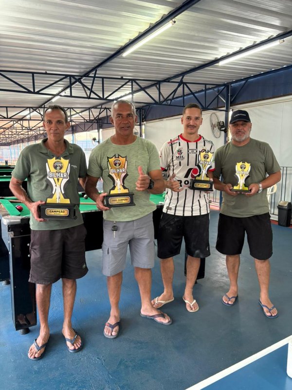 Ademir Calixto vence no torneio de bilhar
