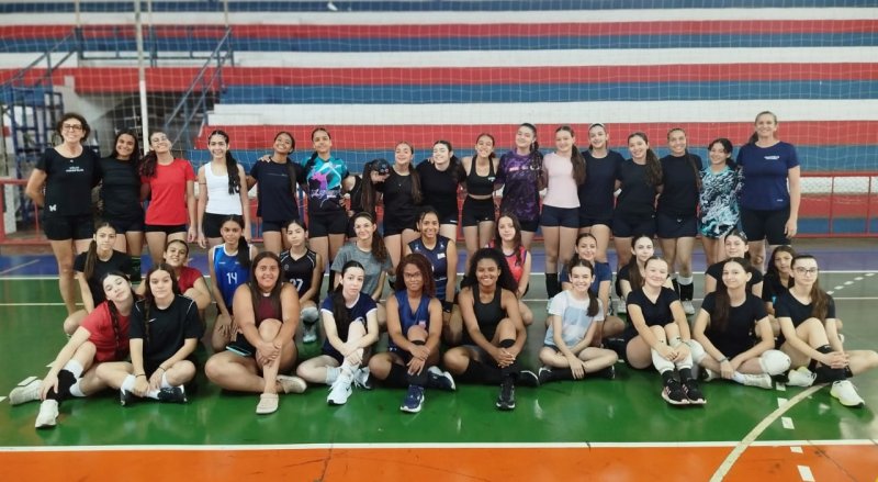 Mais de 30 alunas participam do Vôlei Fest no Gigantão