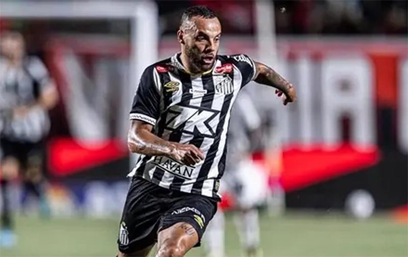 Boa fase do Vitória acende alerta no Santos e Internacional