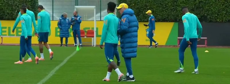 Carlos Ancelotti tem papo à parte com Vini Jr.