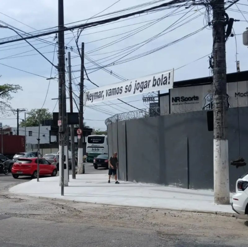 Faixa estendida em frente ao CT do Santos cobra Neymar