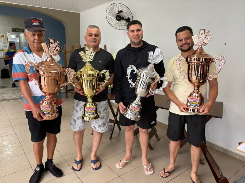 Adilson Correa conquista torneio de truco