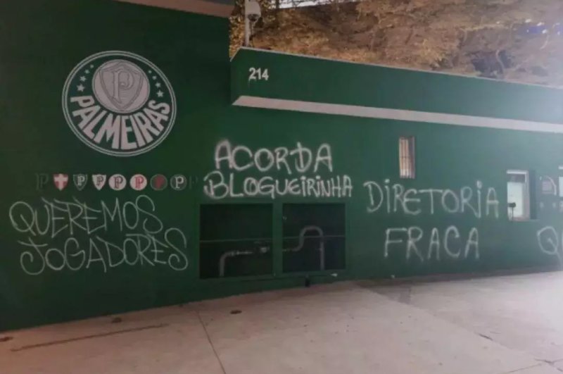 Muros do Allianz Parque são pichados após goleada sofrida pelo Palmeiras