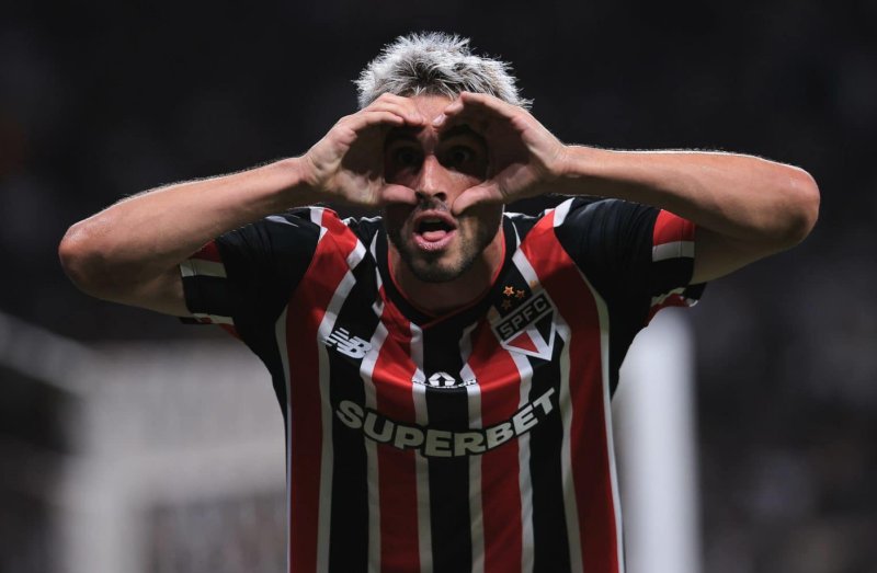 Vitória e São Paulo jogam pelo Brasileirão