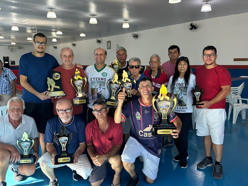 Lago realiza bate-fundo de bocha 