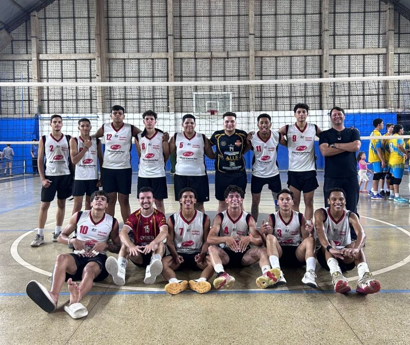 Equipes de vôlei iniciam participação em campeonato
