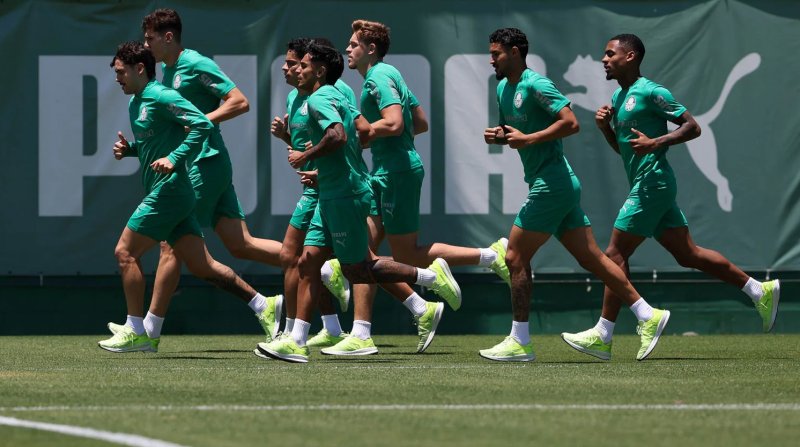 Jogadores do Palmeiras passam por exames e testes físicos