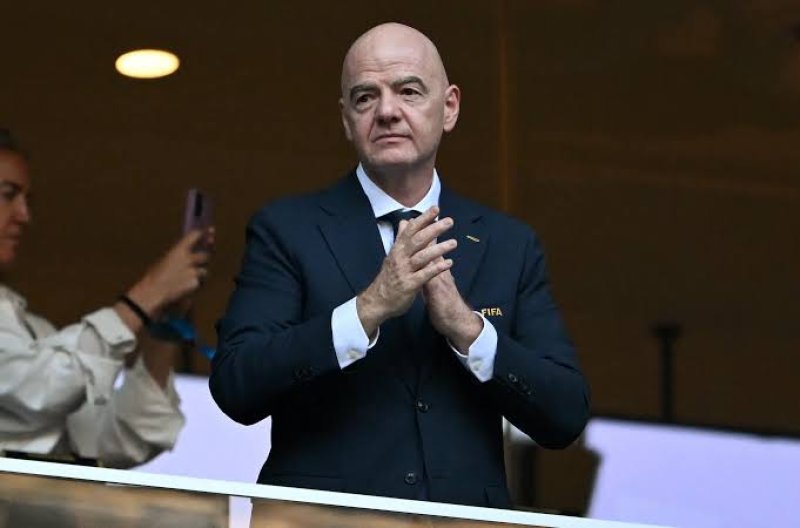 Parlamento europeu quer investigar Infantino após suspensão de cartão vermelho na Copa