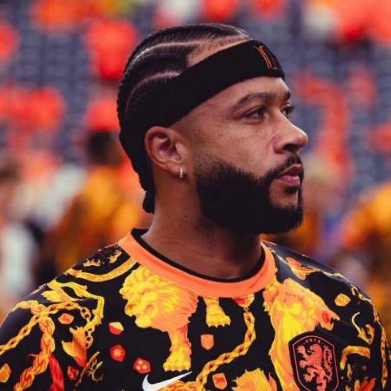 Renovação de contrato de Memphis Depay não avança