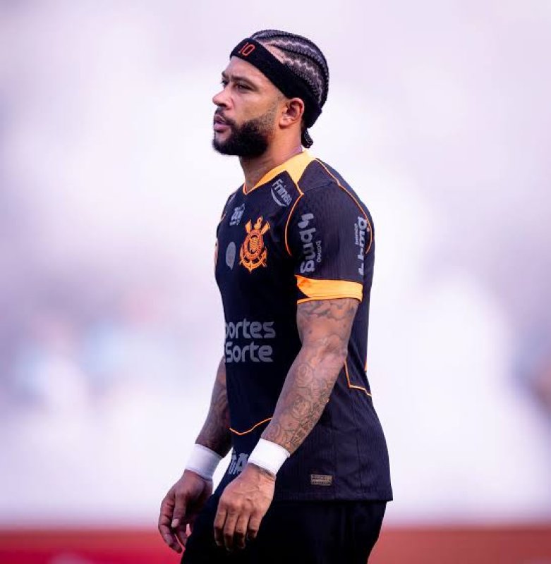 Com futuro incerto no Corinthians, Menphis volta a fazer post enigmático