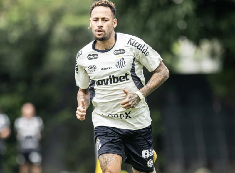 Com Neymar em campo, Santos faz treino mirando clássico