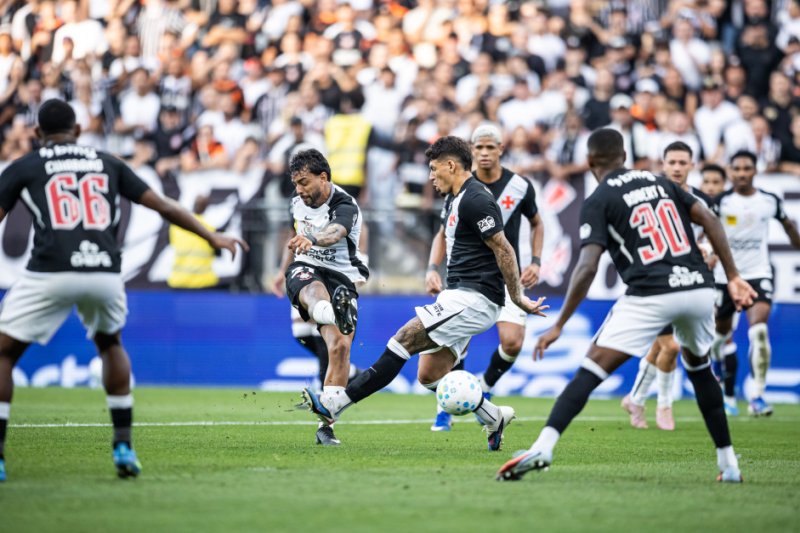 Em momentos difíceis, Vasco e Corinthians se enfrentam