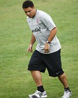Ronaldo destoa no treino físico em Itu