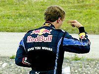 Vettel bate em Webber, e a vitória cai no colo de Lewis Hamilton na Turquia