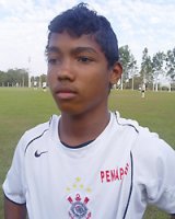 Gabriel compensa tamanho com futebol de gente grande