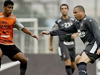 Jogadores do Sport Club Corinthians Paulista - CT de Penápolis treinam com os profissionais