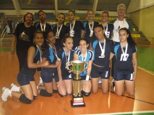 Equipe de voleibol feminino de escola de Avanhandava é campeã do Estado