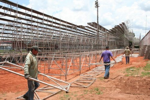 Instalação de arquibancada segue cronograma