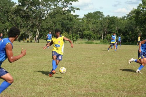 Ito Roque utilizará dois times em amistoso