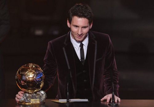 Messi fatura Bola de Ouro e iguala Ronaldo e Zidane