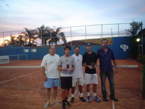 Gabriel Giroto vence torneio de tênis