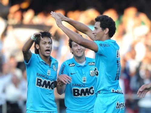 Com gols de Ganso e Neymar, Santos se aproxima do tri