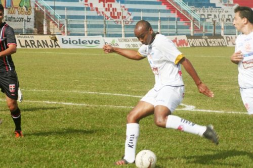 Penapolense vence e sobe para terceiro