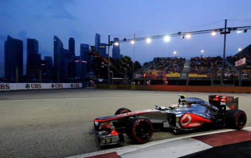 F-1: Hamilton faz a pole com sobras e Alonso é quinto em Cingapura