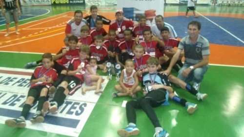 Vidraçaria Vidro Art/Escritório Contábil Noroeste é a campeã da Categoria Sub-13 do Futsal Ferinhas