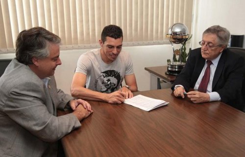 Lúcio acerta por dois anos com o São Paulo