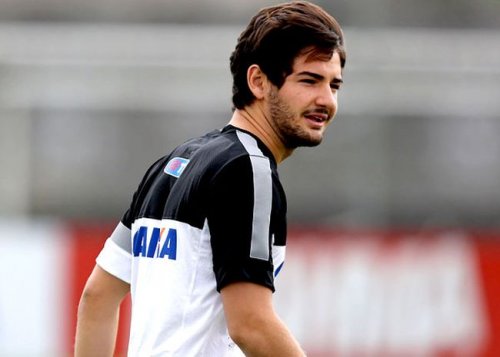 Pato faz seu primeiro treino no Timão e já tem contato com bola