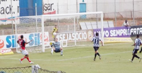 Marcelo defende p&ecirc;nalti e garante vit&oacute;ria do Penapolense