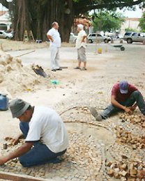 João Luís acompanha trabalhos na Praça Carlos Sampaio