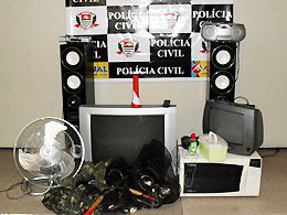 Policiais Civis apreendem objetos em residência