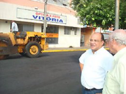 Benefício: Prefeito acompanha recape de ruas centrais da cidade