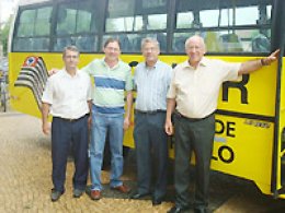 Educação: Penápolis conta com novo ônibus para Transporte Escolar