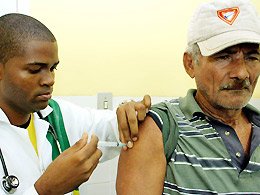 H1N1: Profissionais da saúde recebem vacina contra Gripe A