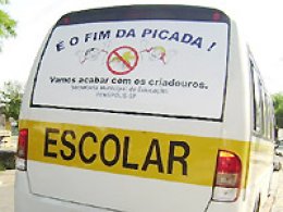 Ônibus tem adesivo contra dengue no vidro traseiro