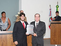 Câmara: Ademir Leite recebe título de Cidadão Penapolense