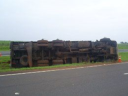 MARECHAL RONDON: Caminhão carregado de verduras e legumes tomba