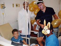 HUMANIZAÇÃO: Pacientes da Santa Casa recebem visita de coelhinhos