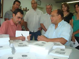 João Luís recebe doação de livros da Família Monteiro