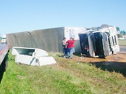 ACIDENTE: Dois caminhões tombam em rodovias